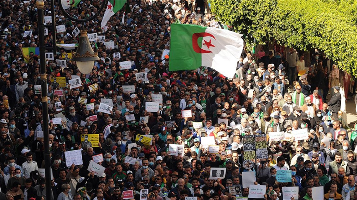 Cezayir "rejim değişikliği" için sokaklarda