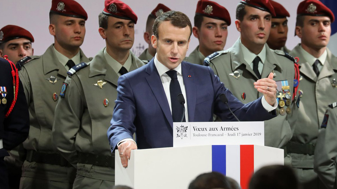 Fransa'da hükümete muhtıra: Askerler daha "aşırı siyaset" bekliyor