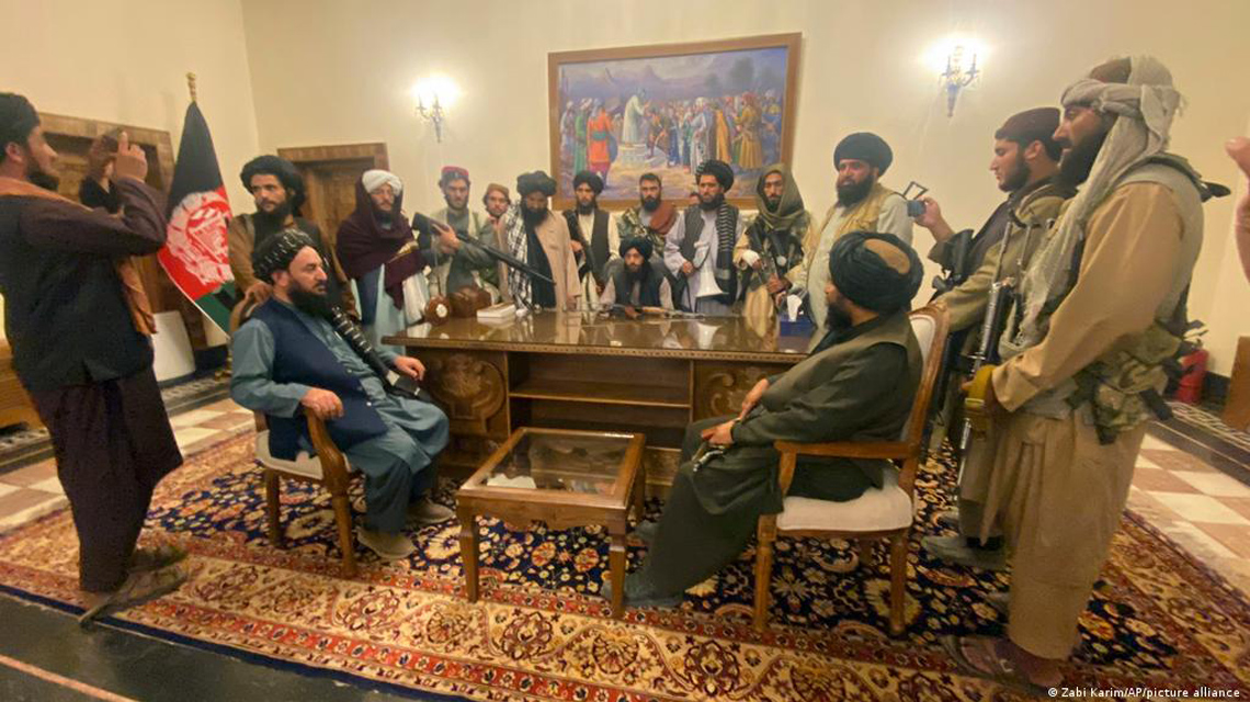 Afganistan Taliban'a teslim