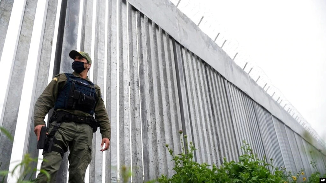 Avrupa göçmenlere karşı duvarları yükseltiyor