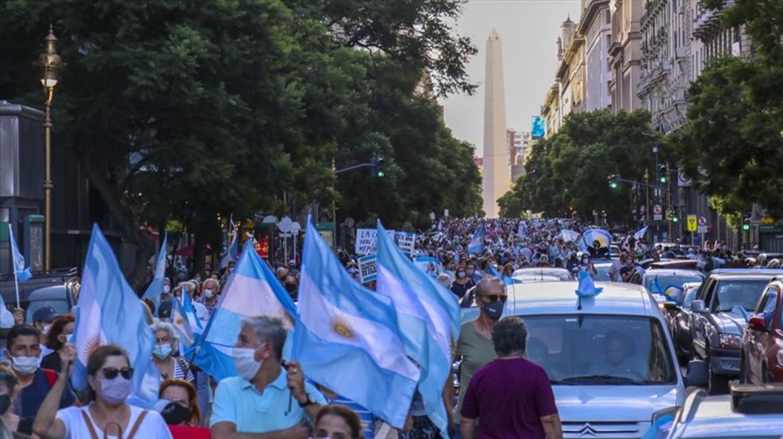 Arjantin'de ayrıcalıklı aşı protestosu